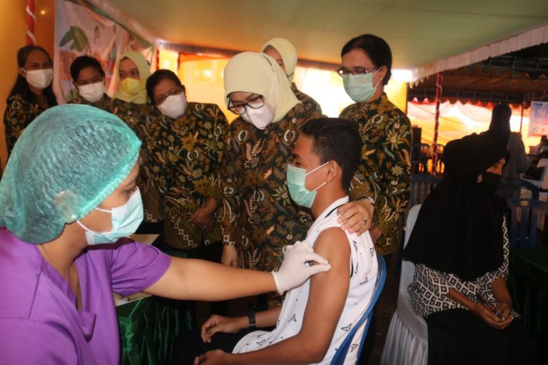 Gelar Vaksin Covid-19, Kejati Maluku Datangi  Warga di Kawasan Kebun Cengkeh Batu Merah