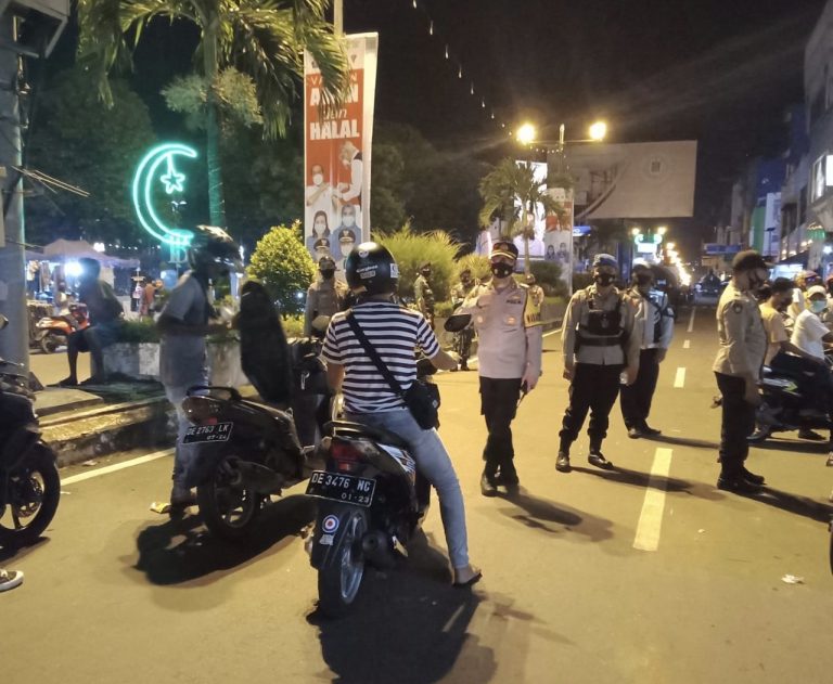 Turut Amankan Malam Takbiran, Wakapolresta Pulau Ambon dan PP Lease Turun Jalan