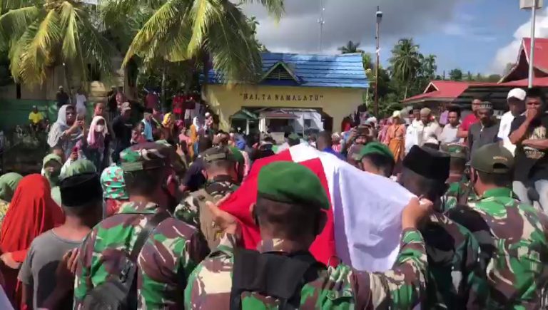 Dari Papua Jenazah Praka Alif Nur Angkotasan Tiba di Negeri Pelauw, Maluku