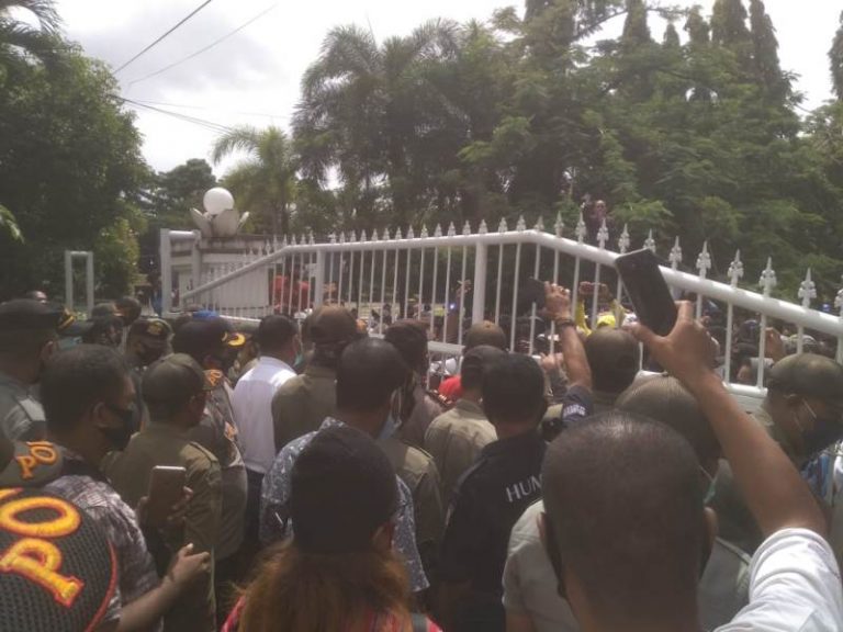 Protes Penerapan PSBB di Ambon, HMI dan GMKI Datangi Kantor Gubernur Maluku