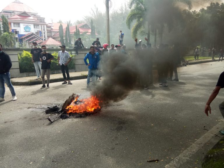 Demonstrasi Mahasiswa di Ambon Menuntut Jokowi Turun dan Tolak PPKM Mikro