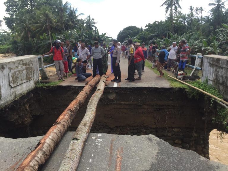 Jembatan Ambruk, Jalur Lintas Desa di Kecamatan Leihitu Lumpuh
