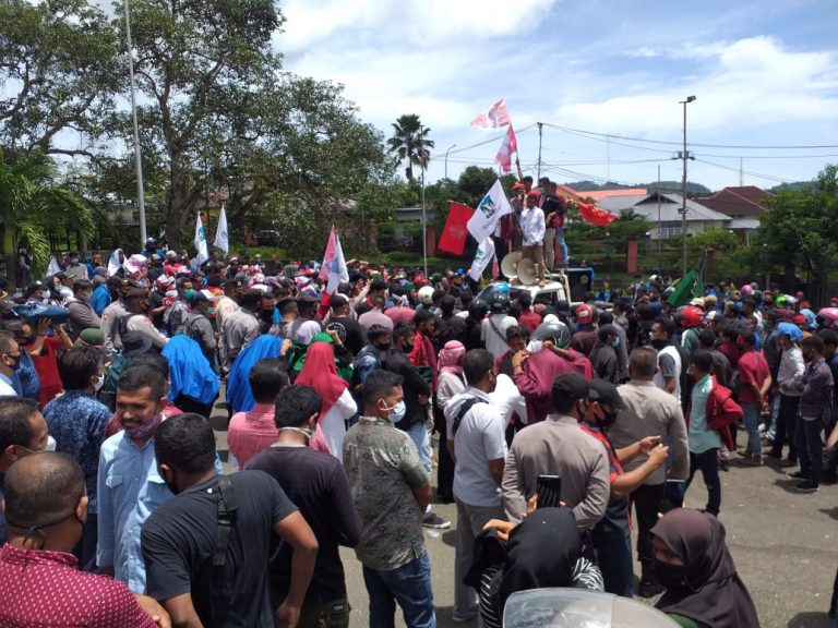 Ribuan Mahasiswa di Ambon Turun Jalan, Tolak Omnibus Law Hingga Ricuh