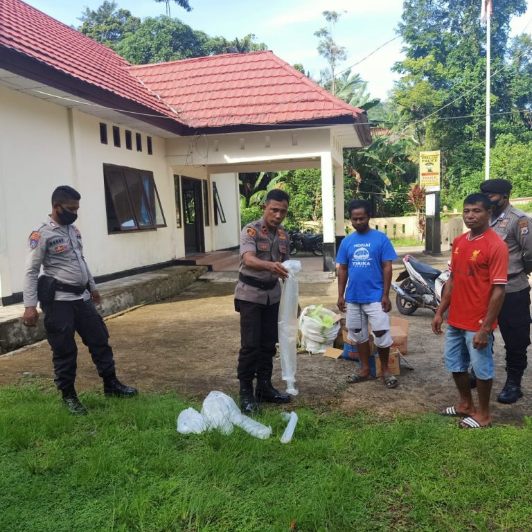 Polisi Musnahkan Ratusan Liter Sopi Tak Bertuan Di Nusalaut