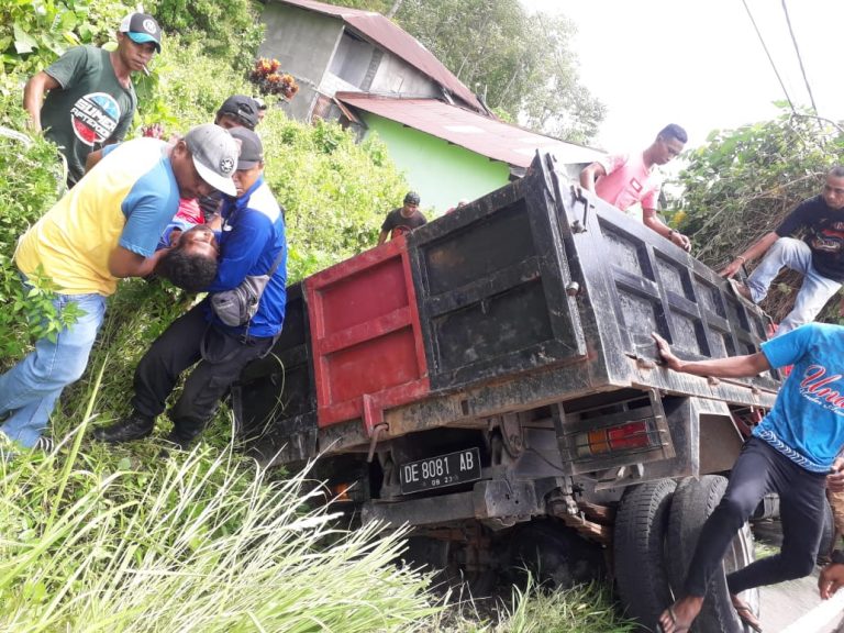 Diduga Serangan Jantung, Supir Dump Truck Tewas Setelah Menabrak Pohon di Negeri Suli