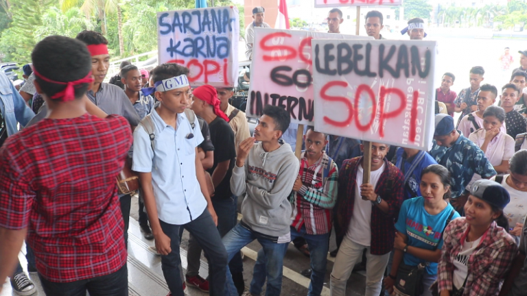 Demo GMKI Cabang Ambon Minta Pemda dan DPRD Maluku Legalkan Sopi, Apa Alasannya ?