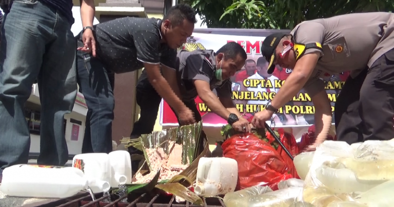Lagi, Polres Ambon Musnahkan 1.225 Liter Sopi. Kapolres : Sopi Pemicu Kriminal di Ambon
