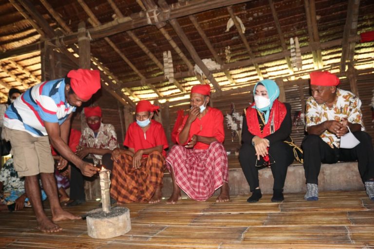 Ketua Dekranasda Maluku, Widya Murad Temui Suku Nuaulu di Dusun Rohua Malteng