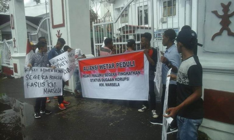 Minta Kepastian Hukum Kapal Fery Marsela, Aliansi Wetar Peduli  (AWT) Demo Kejati Maluku