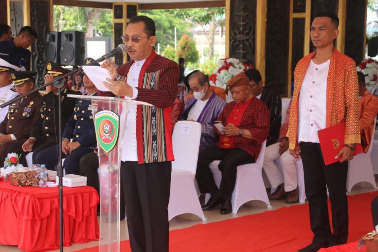 Pimpin Upacara HSP ke-94, Wagub Kenakan Pakaian Khas Maluku