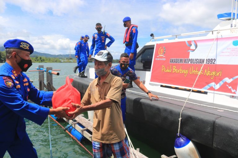 Ratusan Nelayan di Ambon Terima Bantuan Paket Sembako yang Disalurkan Polda Maluku