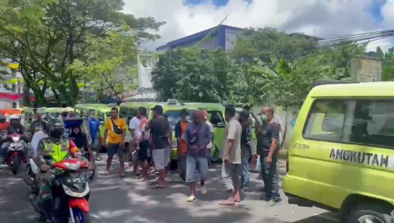 Protes Minta Tambah SPBU, Supir Angkot di Kota Ambon Mogok