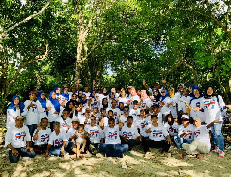 Reuni Alumni 1997 SMAN Pelauw, Baksos Tanam Pohon dan Bersih Pantai
