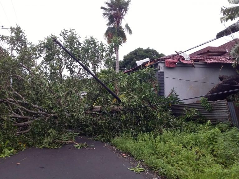Ambon, Banda, Namrole, Langgur, Hingga Dobo dilanda cuaca ekstrim, sejumlah rumah rusak berat