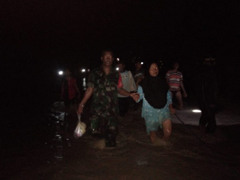 Banjir Bandang Terjang 2 Desa di Seram Utara, TNI Bantu Evakuasi Warga Transmigran